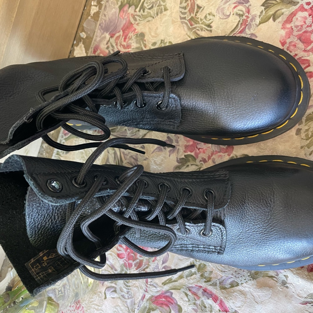 Dr. Martens Virginia Leather